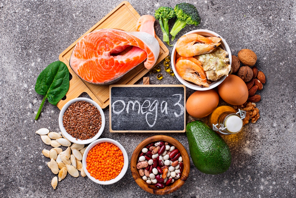 Omeqa-3 vitamin və ya mineral deyil, faydalı yağ turşuları qrupudur. Omeqa-3 yağ turşuları balanslı qidalanmanın bir hissəsi kimi ürək-damar sağlamlığına və ürəyin normal fəaliyyətinə dəstək göstərə bilər.