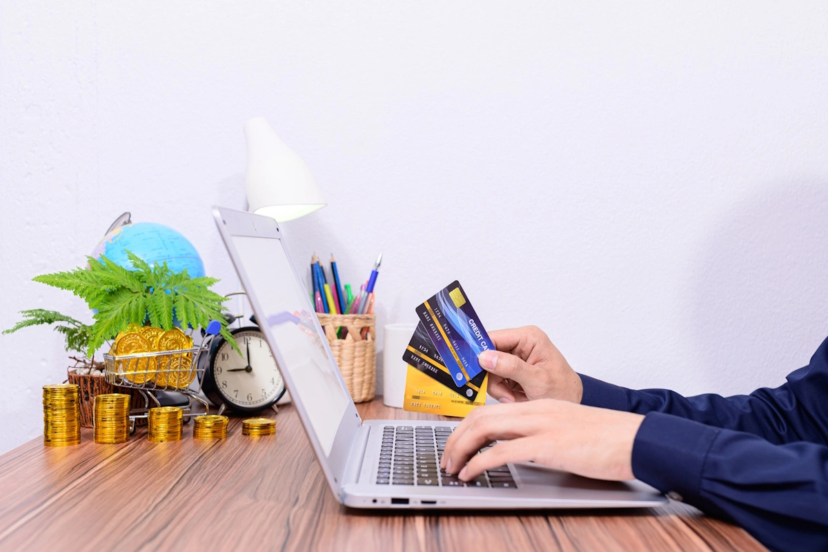 Online biznes qurmaq bir çox hallarda ənənəvi bizneslə müqayisədə daha çevik və daha aşağı xərcli ola bilir.